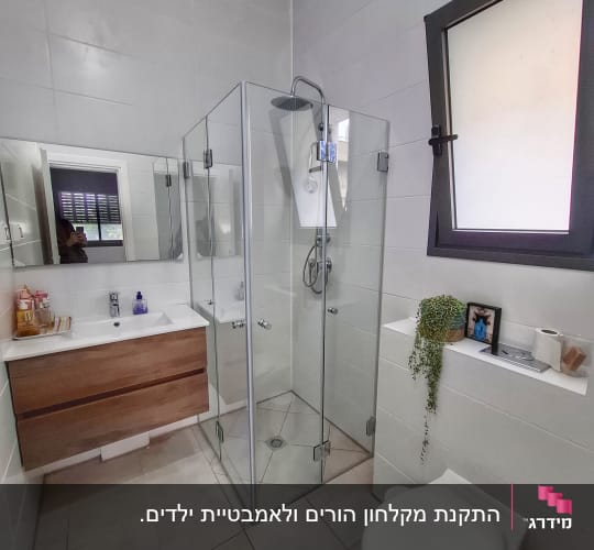 מקלחון זכוכית פינתי עם דלתות ציר בחדר רחצה מודרני